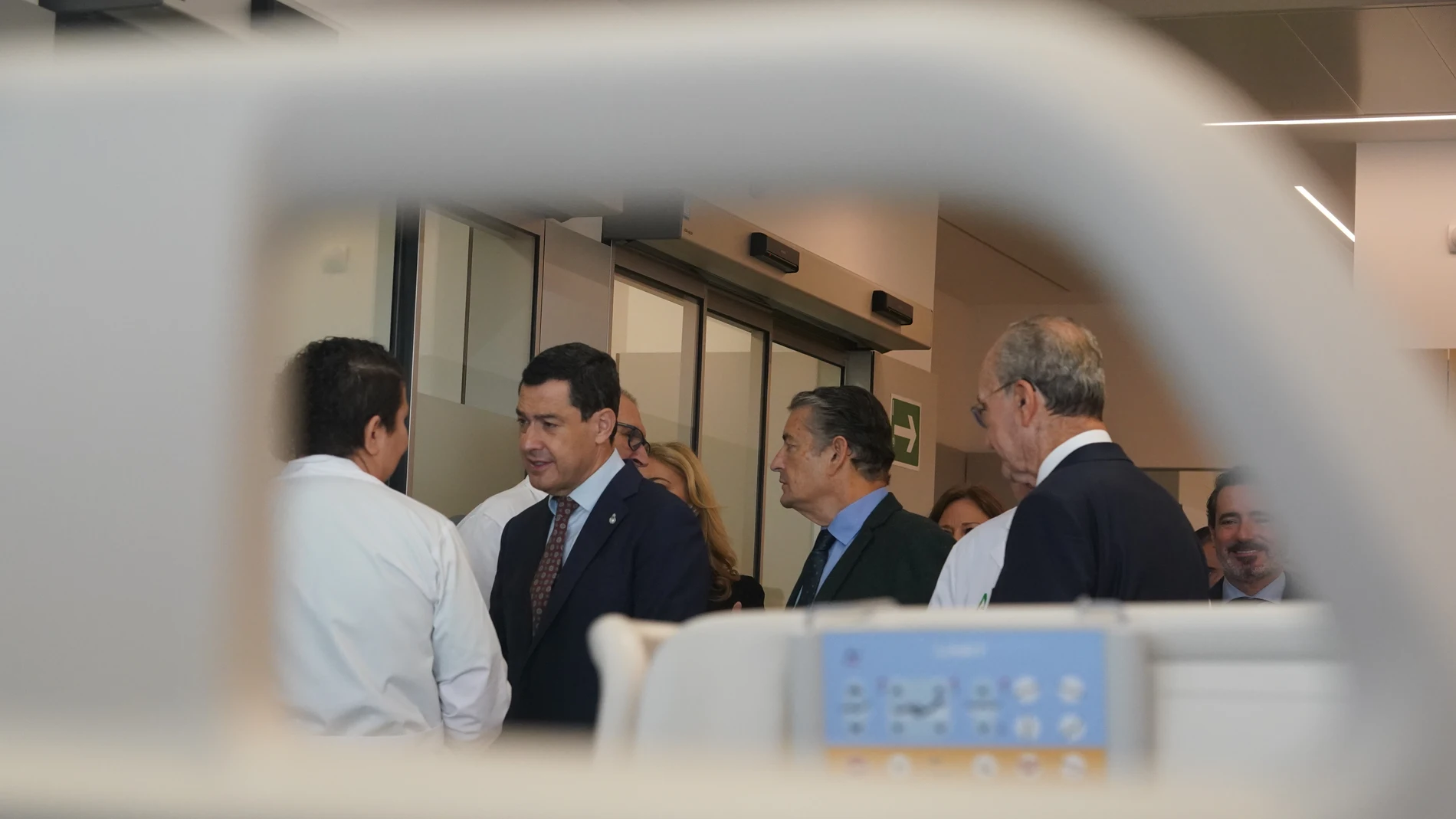 El presidente de la Junta de Andalucía, Juanma Moreno, asiste a la inauguración, en Málaga del centro de día oncohematológico del Hospital Universitario Virgen de la Victoria (Clínico). A 14 de noviembre de 2025, en Málaga (Andalucía, España). El nuevo centro de día oncohematológico del Clínico de Málaga es un proyecto diseñado en el marco de la arquitectura humanizada con mucha luz y gran amplitud, el nuevo espacio de 1351 metros cuadrados cuenta con 16 consultas de Oncología, 8 consultas he...