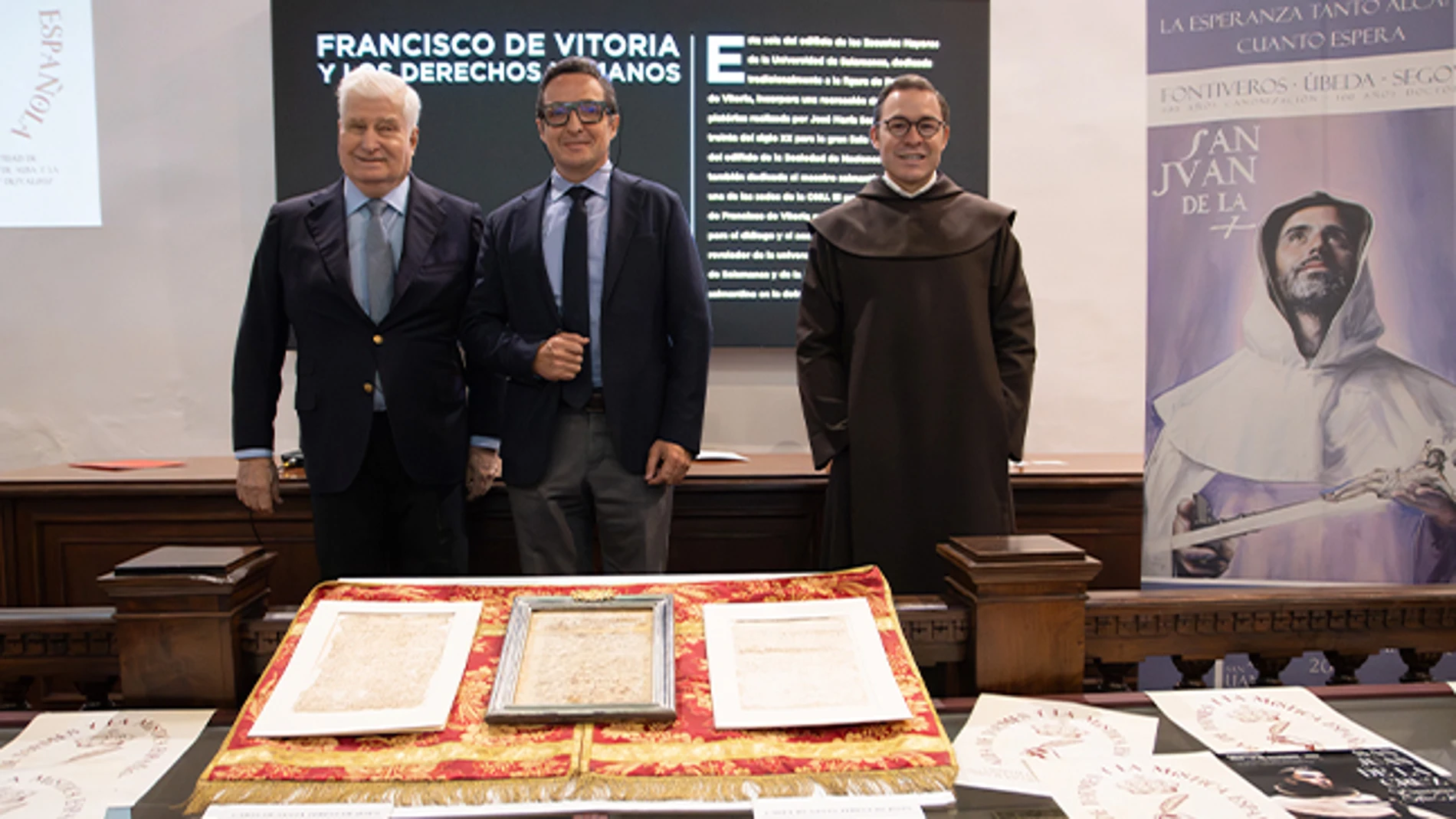 El rector Juan Manuel Corchado; el duque de Alba, Carlos Fitz-James Stuart; y el prior de los Carmelitas Descalzos, Miguel Ángel González