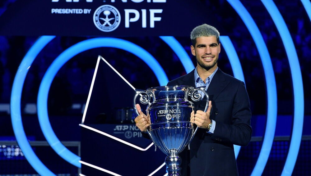 Alcaraz receives the ATP first position trophy