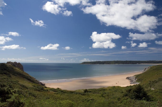 En el Mar del Norte, se encuentra el Principado de Sealand, el país que solo existe fines de semana pero tiene bandera nacional, moneda oficial, príncipe o pasaporteImagen de archivo de la costa de Reino Unido