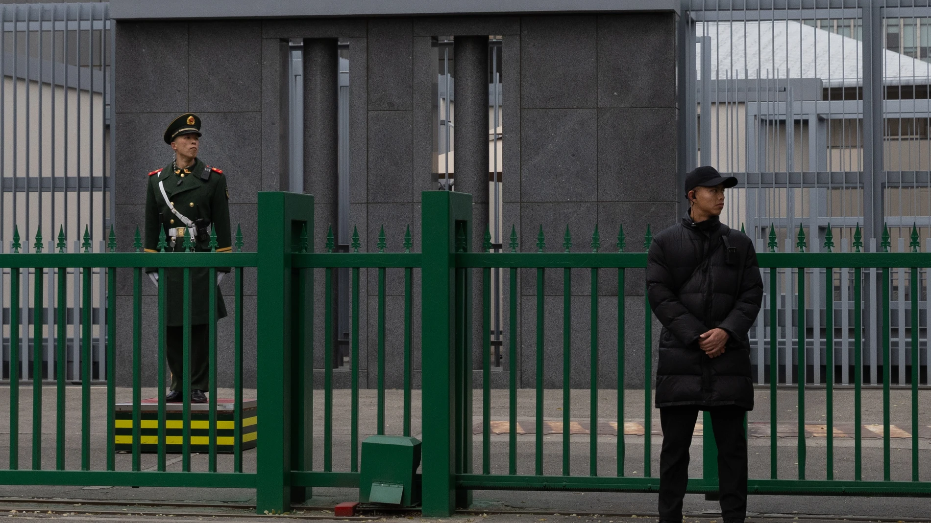 BEIJING (China), 15/11/2025.- Members of security stand guard at the Japanese Embassy in Beijing, China, 15 November 2025. China's Embassy in Japan on 14 November warned its citizens against traveling to Japan as tensions persist after Prime Minister Sanae Takaichi's recent comments on Taiwan. (Japón) EFE/EPA/JESSICA LEE