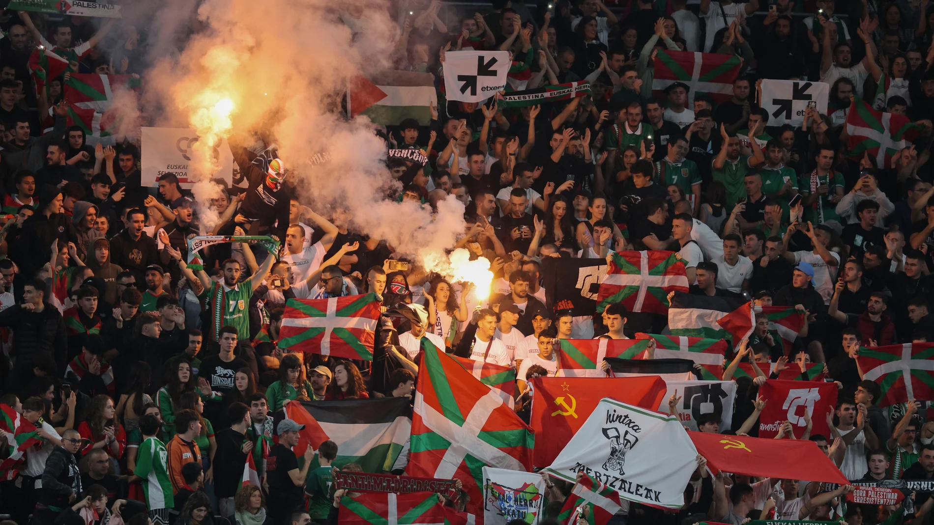 BILBAO, 15/11/2025.- Aficionados vascos durante el partido amistoso que las selecciones de Euskadi y Palestina disputan este sábado en el estadio de San Mamés, en Bilbao. EFE/Luis Tejido