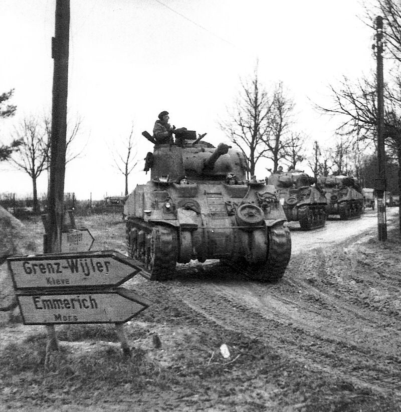Una columna de tanques Sherman avanzan hacia su meta: entrar en Alemania