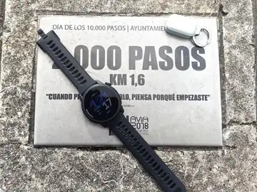 El cargador pasa como un pequeño llavero, fácil de transportar Coros Pace 4