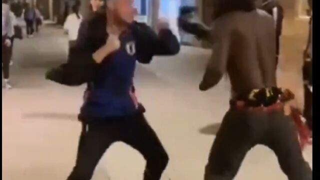 Vídeo: combate de "boxeo" entre dos hombres en el centro de Tortosa