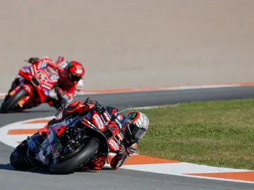 Bezzecchi, por delante de Bagnaia, este sábado en Cheste GRAFCVA543. CHESTE (VALENCIA), 15/11/2025.- El piloto italiano en la categoría de Moto GP, Marco Bezzecchi, rueda en pista seguido por su compatriota, Francesco Bagnaia, durante este sábado, segundo día de entrenamientos del Gran Premio de la Comunitat Valencia de MotoGP que se disputa este fin de semana en el Circuito Ricardo Tormo. EFE/Manuel Bruque