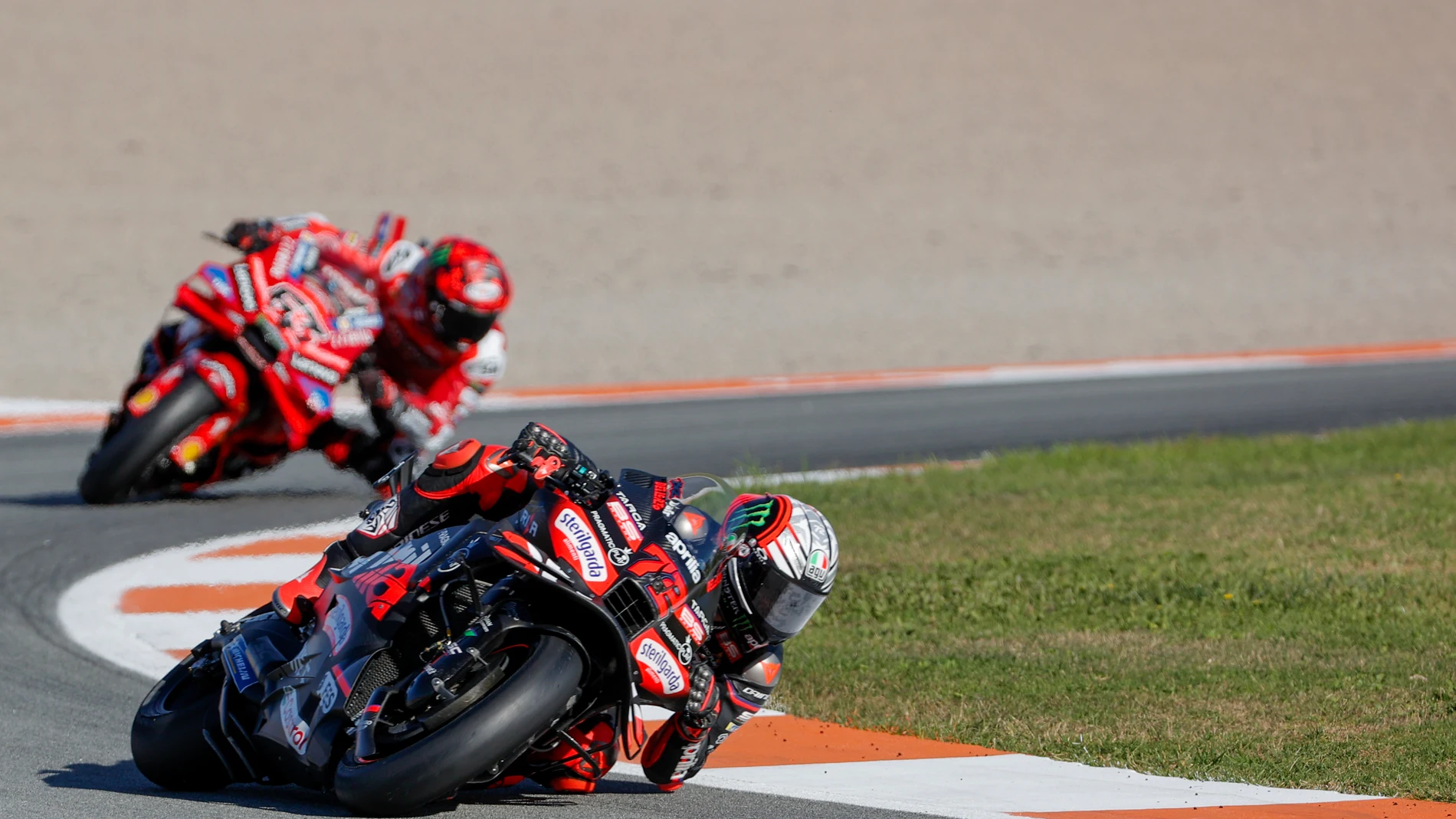 GRAFCVA543. CHESTE (VALENCIA), 15/11/2025.- El piloto italiano en la categoría de Moto GP, Marco Bezzecchi, rueda en pista seguido por su compatriota, Francesco Bagnaia, durante este sábado, segundo día de entrenamientos del Gran Premio de la Comunitat Valencia de MotoGP que se disputa este fin de semana en el Circuito Ricardo Tormo. EFE/Manuel Bruque