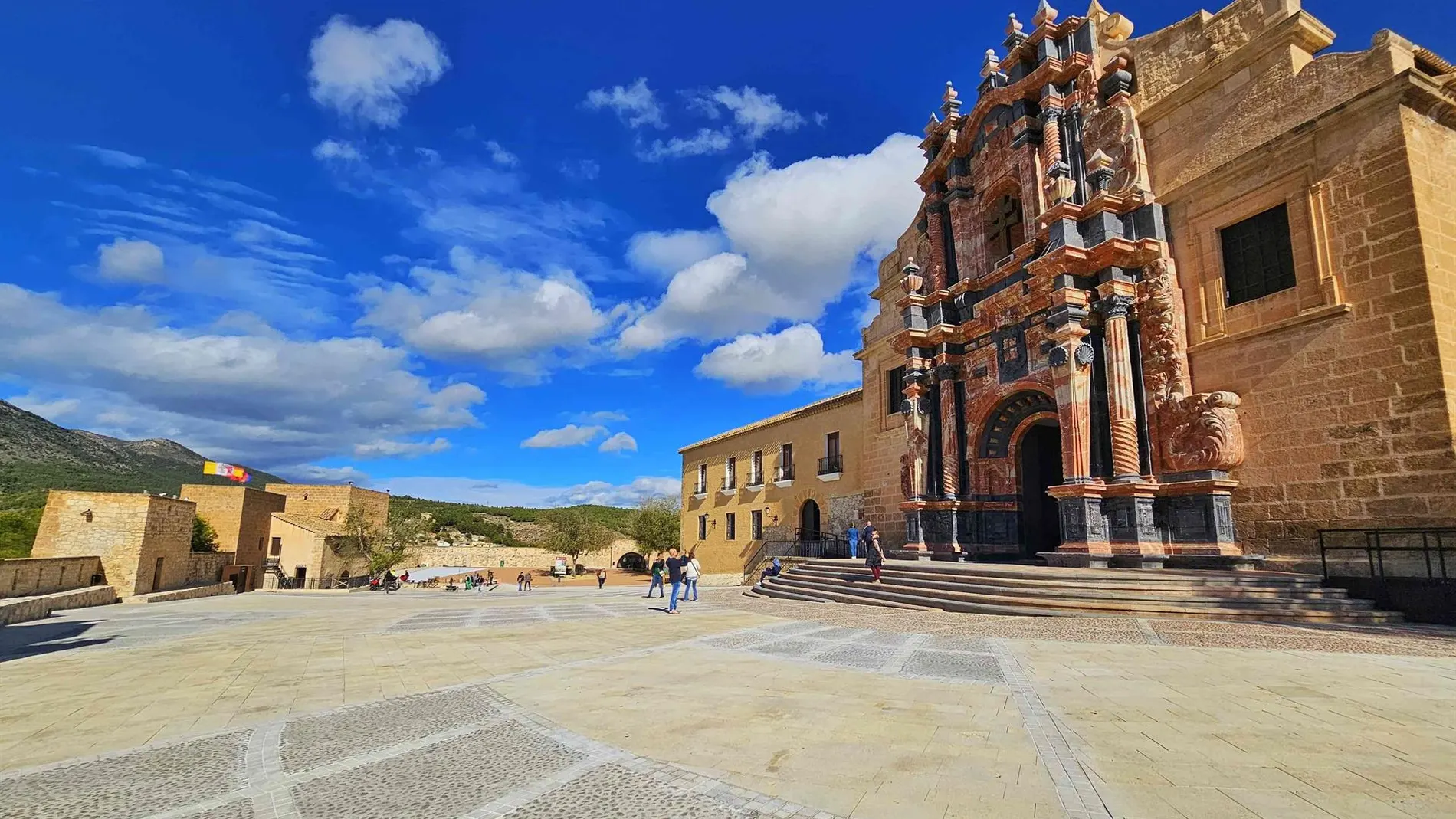MURCIA.-Culminan las obras de pavimentación y drenaje de la explanada del Castillo y Real Basílica de Caravaca de la Cruz