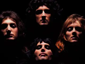 Arriba, Brian May; en el sentido de las agujas del reloj, Roger Taylor, Freddie Mercury y John Deacon Arriba, Brian May; en el sentido de las agujas del reloj, Roger Taylor, Freddie Mercury y John Deacon