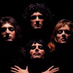 Arriba, Brian May; en el sentido de las agujas del reloj, Roger Taylor, Freddie Mercury y John Deacon