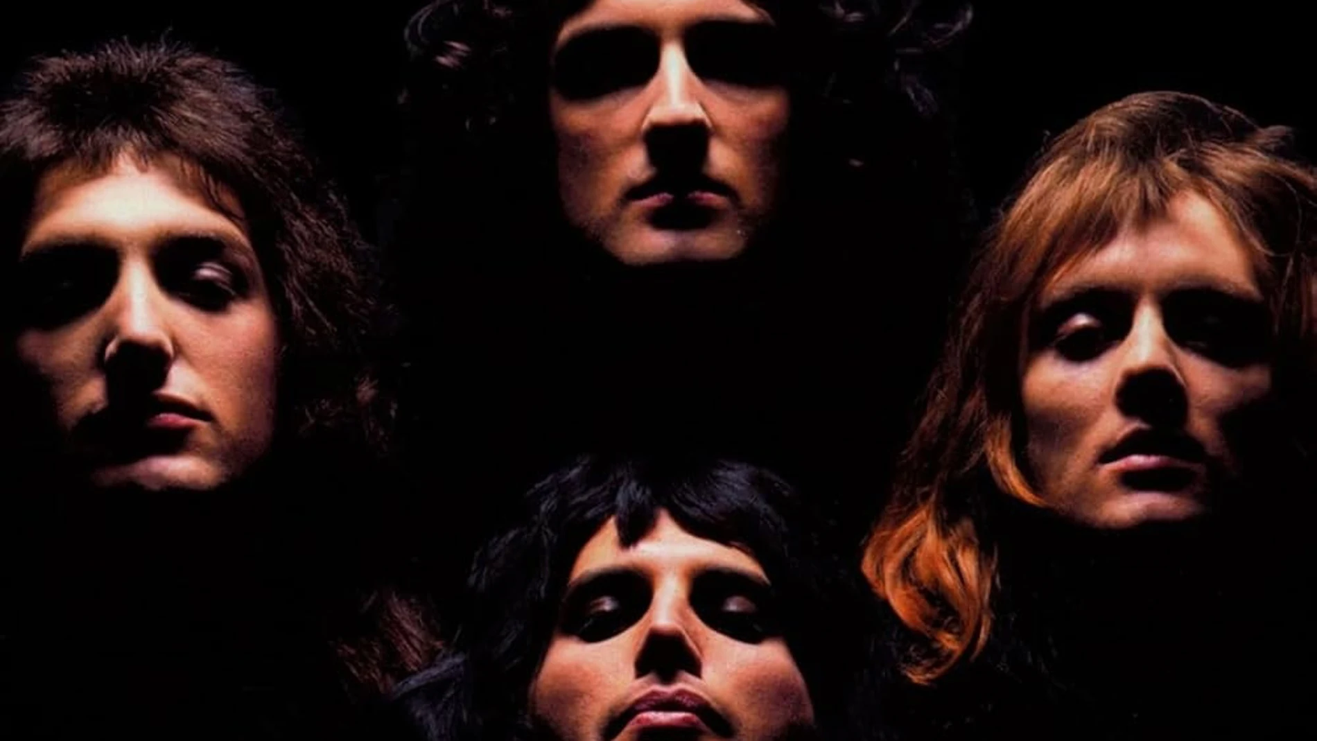 Arriba, Brian May; en el sentido de las agujas del reloj, Roger Taylor, Freddie Mercury y John Deacon