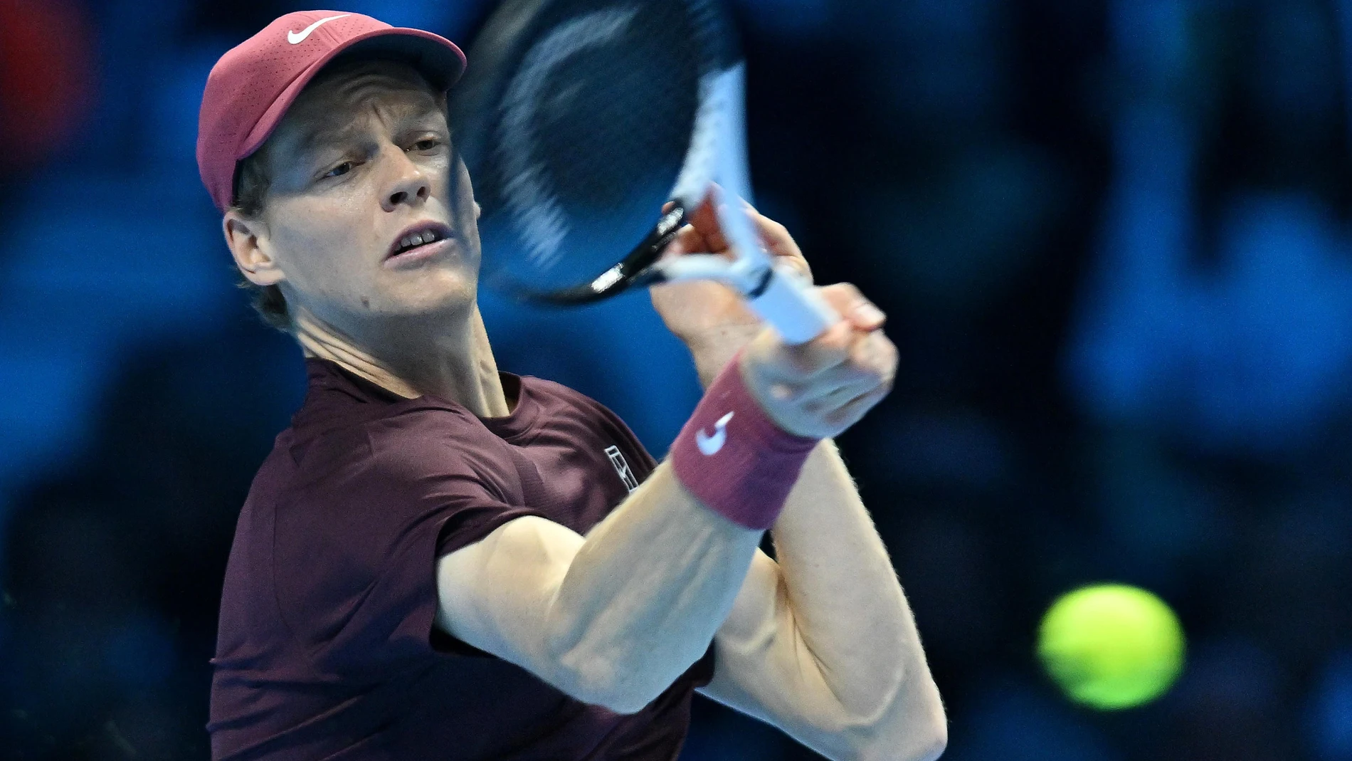 Turin (Italy), 16/11/2025.- Jannik Sinner of Italy in action during the men's singles final match against Carlos Alcaraz of Spain at the ATP Finals in Turin, Italy, 16 November 2025. (Tenis, Italia, España) EFE/EPA/ALESSANDRO DI MARCO