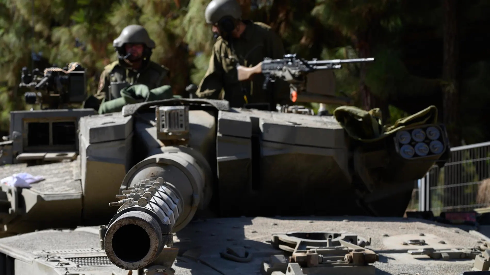 O.Próximo.- AMP2.- Un carro de combate israelí dispara contra 'cascos azules' de la FINUL en el sur de Líbano