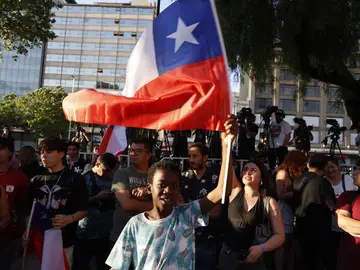Cierran las urnas e inicia el conteo de votos en las elecciones presidenciales de Chile AME9776. SANTIAGO (CHILE), 16/11/2025.- Un simpatizante de la candidata a la Presidencia de Chile por el partido Unidad por Chile, Jeannette Jara, sostiene una bandera este domingo, en Santiago (Chile). Los colegios electorales de Chile cerraron sus puertas para arrancar el conteo de votos en unas presidenciales que previsiblemente no se resolverán en primera vuelta y a las que llega como favorita la candidata única del progresismo, Jeannette Jara, pero aparentemente sin el apoyo suficiente p...