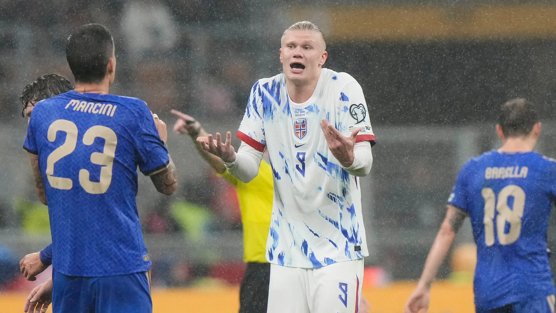 Norway's Erling Haaland, centre, and Italy's Gianluca Mancini talk during the 2026 World Cup Group I qualifier soccer match between Italy and Norway in Milan, Italy, Sunday, Nov. 16, 2025. (AP Photo/Luca Bruno)