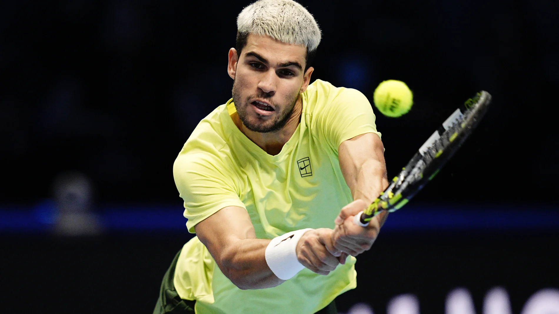 16 November 2025, Italy, Turin: Spanis tennis player Carlos Alcaraz plays a backhand return against the ball to Italy's Jannik Sinner during their men's single final tennis match at the ATP Finals tennis tournament. Photo: Marco Alpozzi/LaPresse via ZUMA Press/dpa Marco Alpozzi/LaPresse via ZUMA / DPA 16/11/2025 ONLY FOR USE IN SPAIN