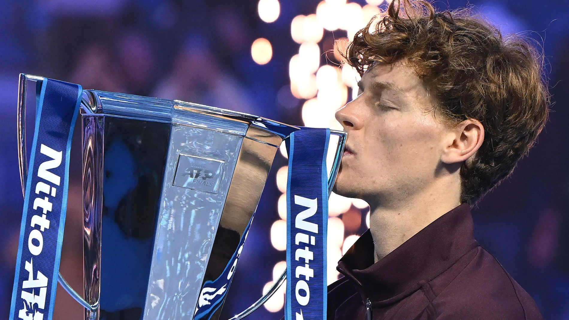 Turin (Italy), 16/11/2025.- Jannik Sinner of Italy celebrates with the trophy after winning the men's singles final match against Carlos Alcaraz of Spain at the ATP Finals in Turin, Italy, 16 November 2025. (Tenis, Italia, España) EFE/EPA/ALESSANDRO DI MARCO