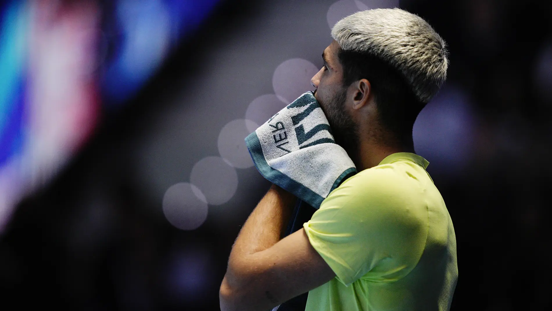 16 November 2025, Italy, Turin: Spain's Carlos Alcaraz reacts as medical staff attend to someone in the crowd, briefly interrupting the ATP Finals men's singles final. Photo: Marco Alpozzi/LaPresse via ZUMA Press/dpa Marco Alpozzi/LaPresse via ZUMA / DPA 16/11/2025 ONLY FOR USE IN SPAIN