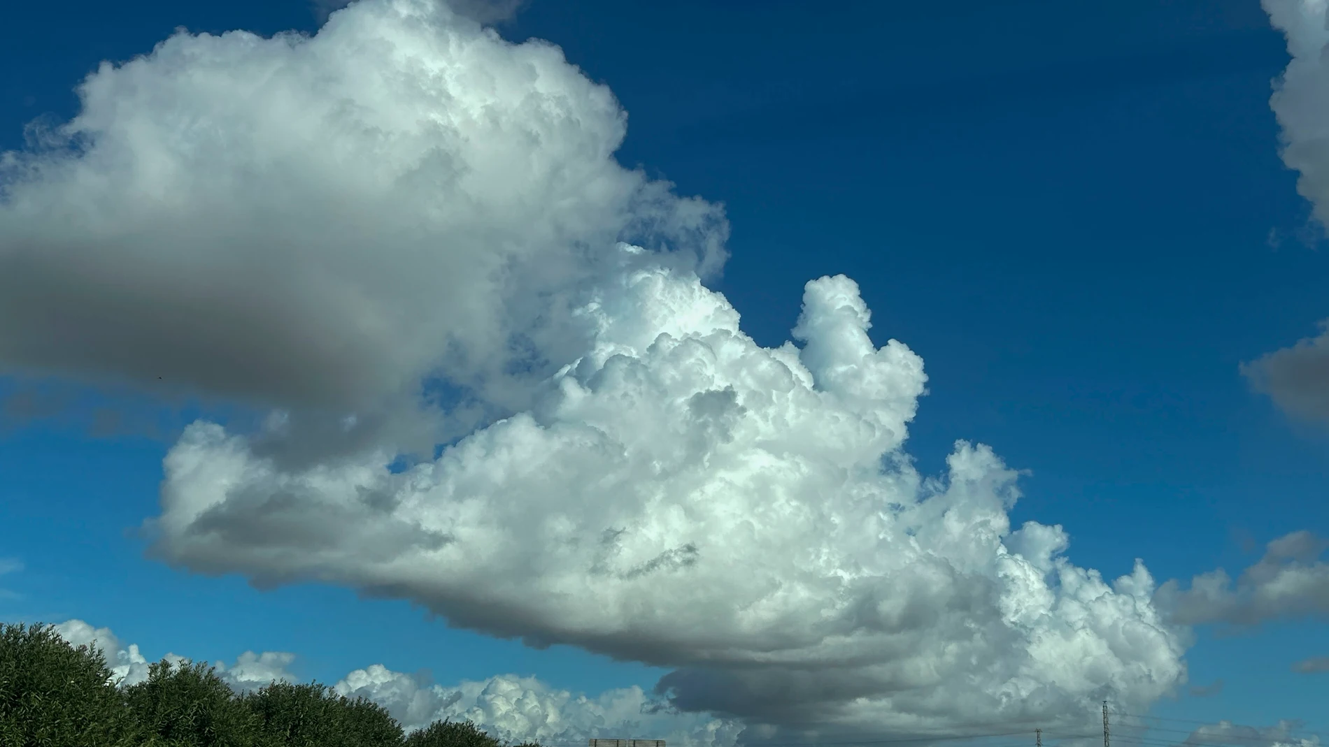 -FOTODELDIA- SEVILLA, 16/11/2025.-Vista de una masa de nubes sobre la autopista Sevilla-Huelva este domingo, en una jornada, tras las intensas lluvias del sábado, en que Andalucía no cuenta con avisos meteorológicos, aunque sí con cielos nubosos a cubiertos. La Agencia Estatal de Meteorología (Aemet) ha alertado este domingo de un cambio brusco del tiempo en los próximos días por la entrada en la península de una "masa de aire muy fría procedente de latitudes altas", y que dejará un ambiente ...
