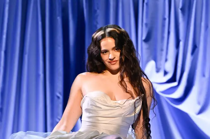 Rosalía se viste de novia moderna en su noche más especial en ‘The Tonight Show’ con dos looks que confirman su nueva era Rosalía se viste de novia moderna en su noche más especial en ‘The Tonight Show’ con dos looks que confirman su nueva era