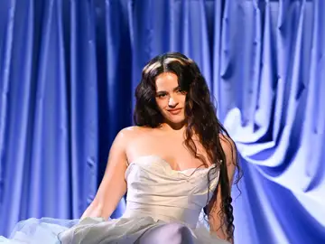 El look de Rosalía durante la interpretación de 'La Perla' en 'The Tonight Show' El look de Rosalía.