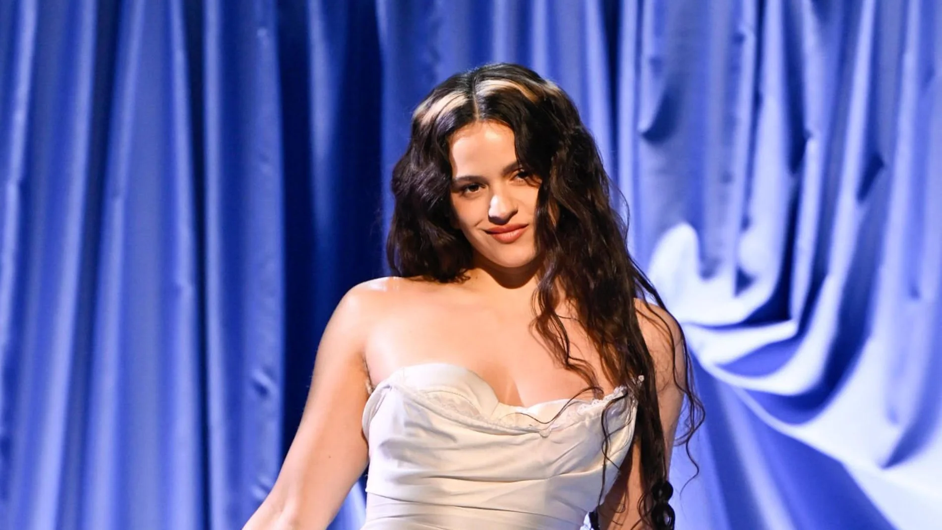 El look de Rosalía durante la interpretación de 'La Perla' en 'The Tonight Show'