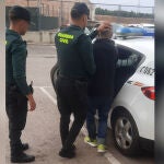 Dos agentes de la guardia civil con un detenido