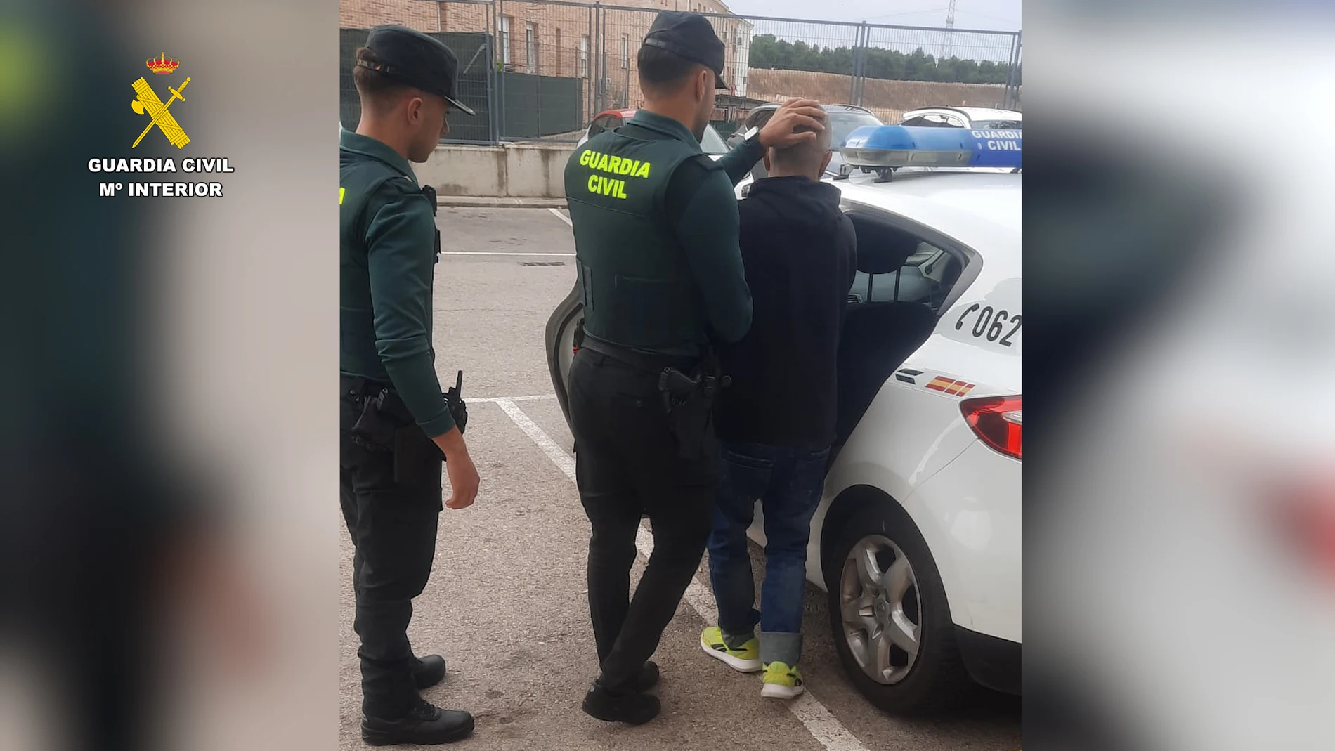 Dos agentes de la guardia civil con un detenido