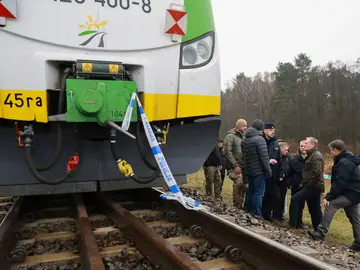 Poland Train Saboteur Prime Minister Donald Tusk, second right, visits site of the rail line Mika, that was damaged by sabotage, near Deblin, Poland, Monday, Nov. 17, 2025. (AP Photo/KPRM)