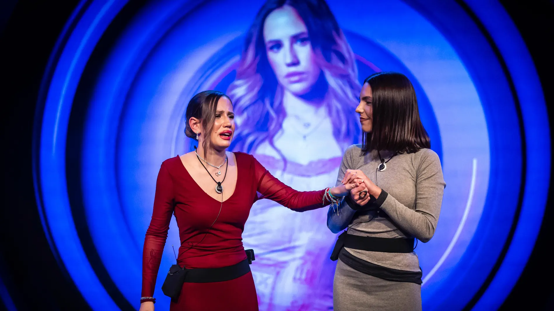 Aroa, de rojo, confirma su presencia en 'Gran Hermano 20', mientras Sofía, de gris, se convierte en una de los dos concursantes expulsados de forma definitiva