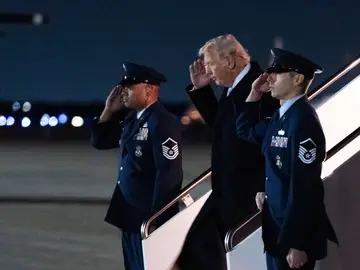 Trump President Donald Trump arrives at Joint Base Andrews, Md., on Air Force One, Sunday, Nov. 16, 2025, from a weekend trip to his Mar-a-Lago estate in Palm Beach, Fla. (AP Photo/Manuel Balce Ceneta)