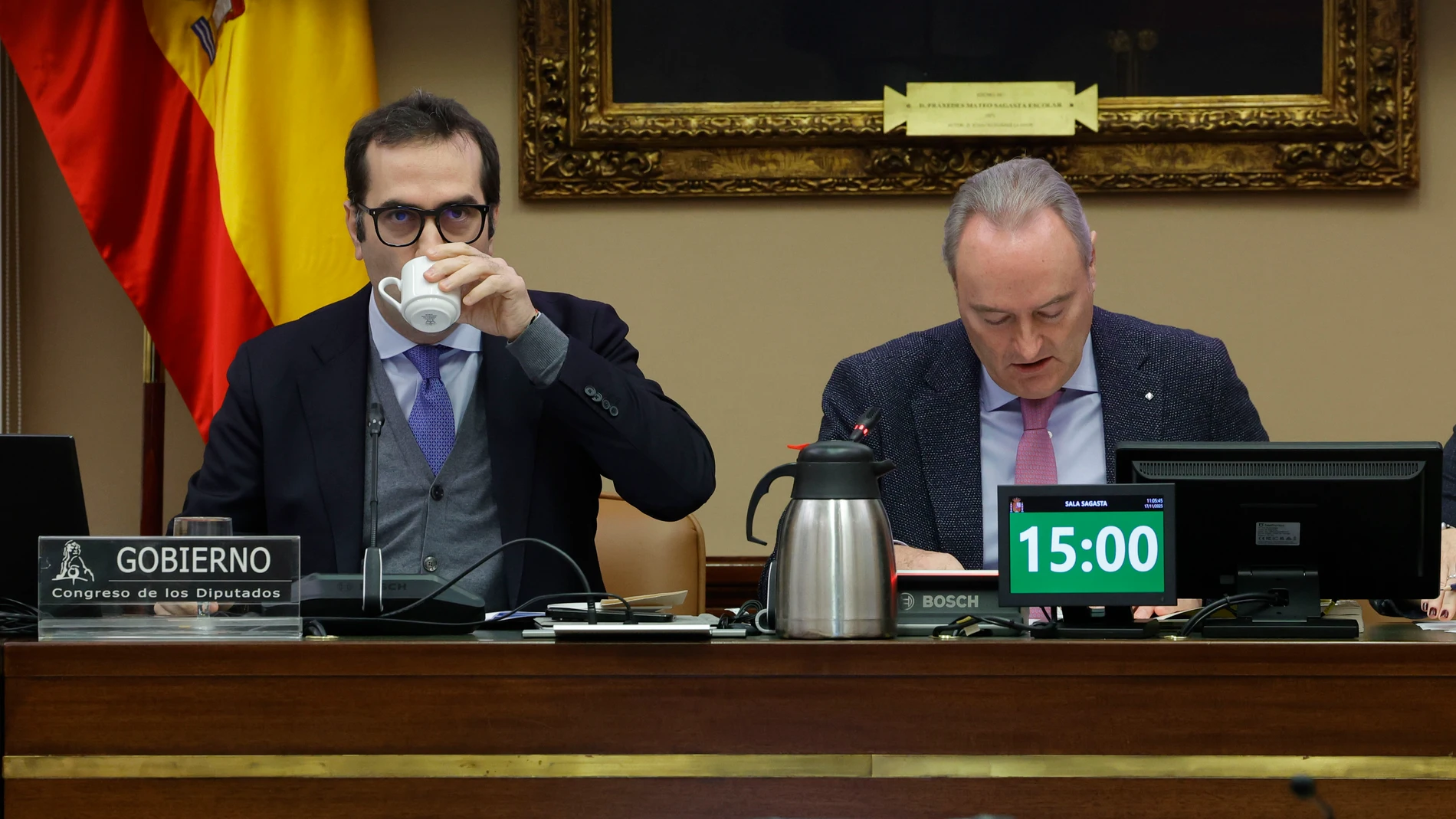 MADRID (ESPAÑA), 17/11/2025.- El ministro de Economía, Comercio y Empresa, Carlos Cuerpo (i) comparece este lunes en la Comisión Mixta para la Unión Europea, junto al presidente de dicha comisión, Alberto Fabra (d), para informar sobre los progresos y avances del Plan de Recuperación, Transformación y Resiliencia en el Congreso. EFE/ Zipi