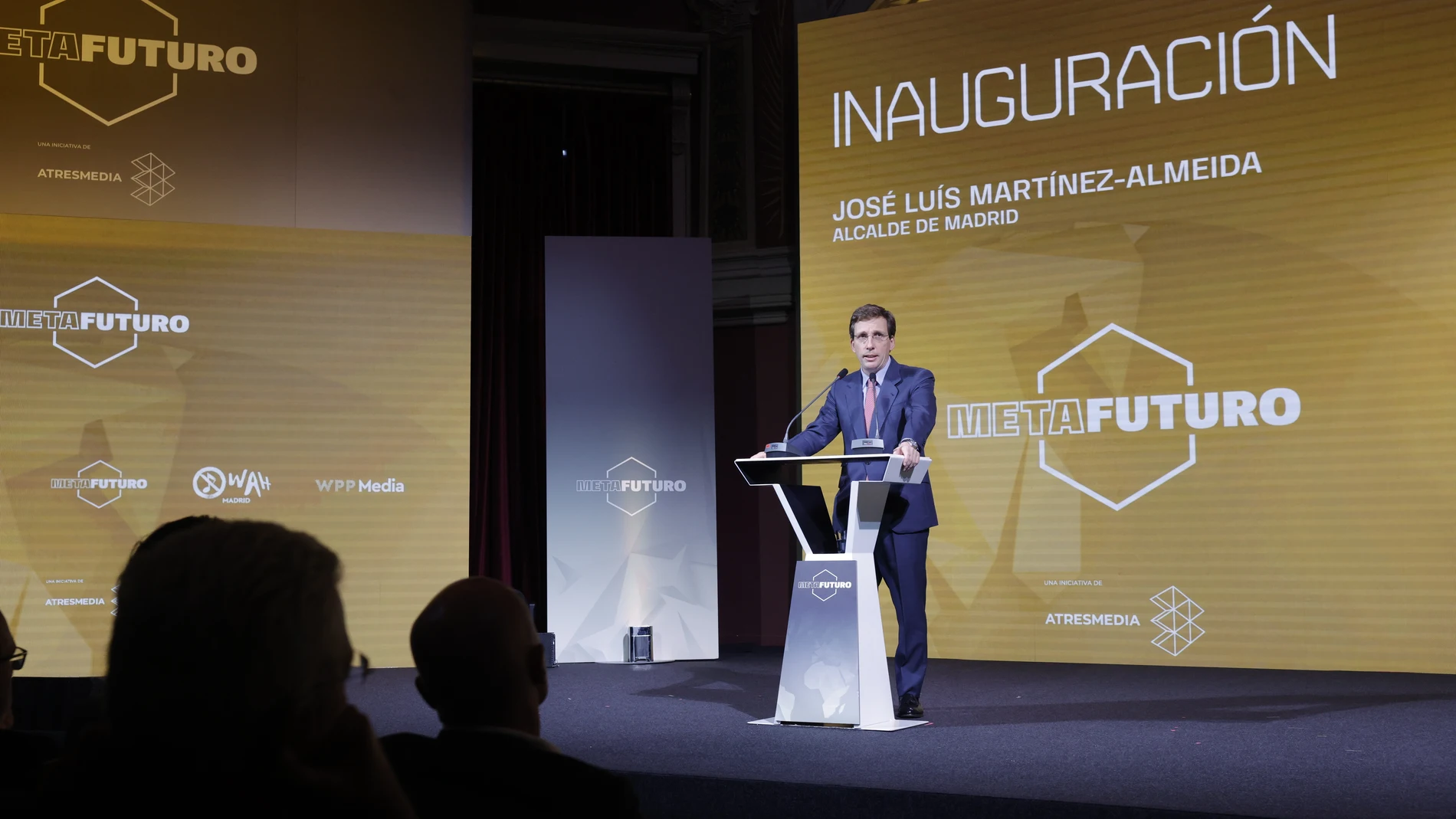 Almeida elogia el papel del rey Juan Carlos en la Transición: "Nos trajo la democracia"