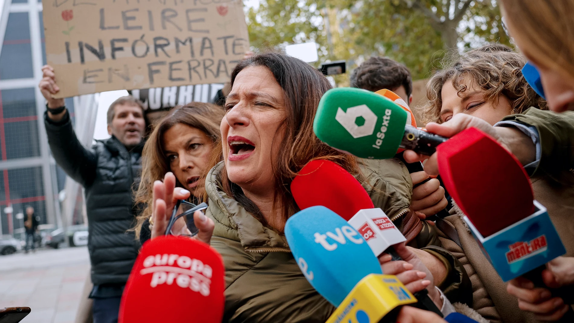 MADRID, 17/11/2025.- Leire Díez, exmilitante del PSOE, a las puertas de los Juzgados de Plaza de Castilla este lunes donde está cita a declarar ante el juez Arturo Zamarriego, que la investiga por presuntamente maniobrar en contra de mandos de la Guardia Civil y la Fiscalía. EFE/ Daniel González