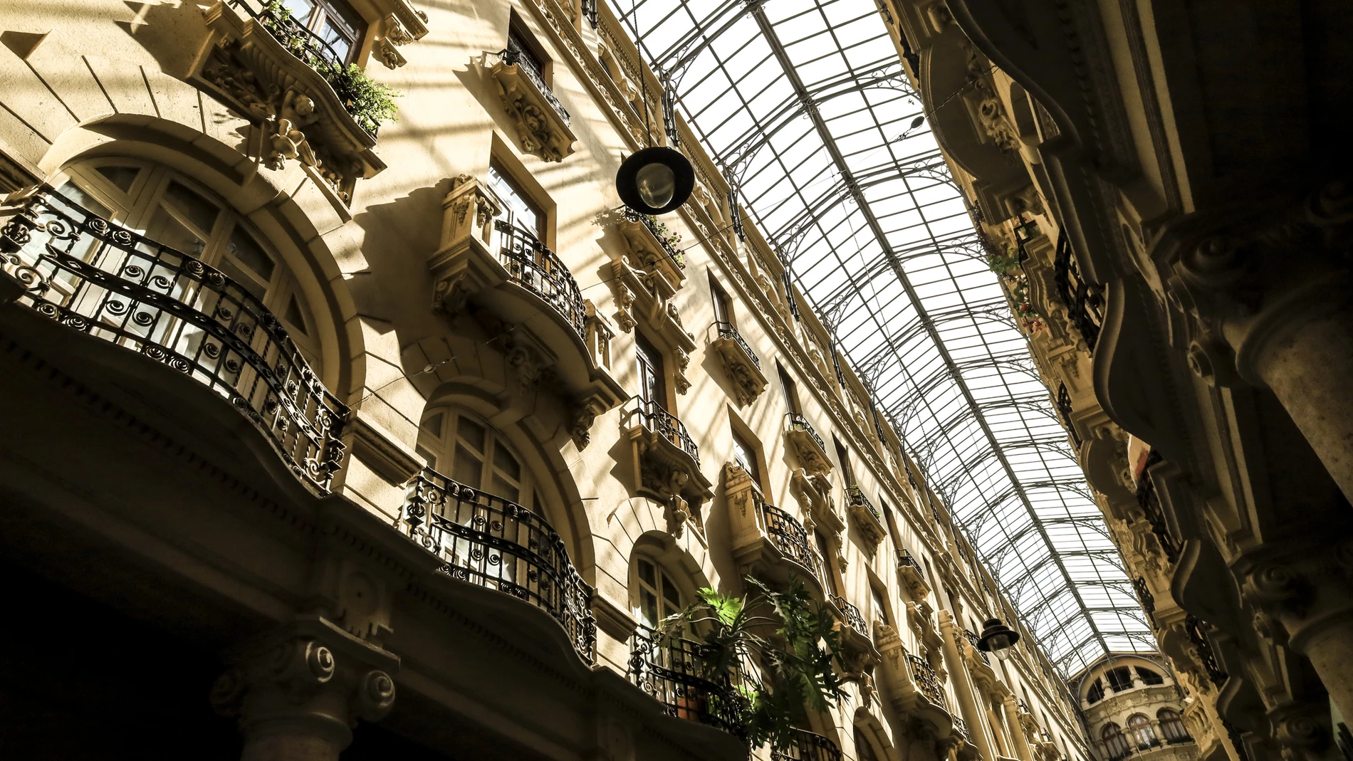 Los pueblos y ciudades españoles presentan una importante cultura, historia o gastronomía, así como destaca su seguridad para ser el segundo país más visitado del mundo