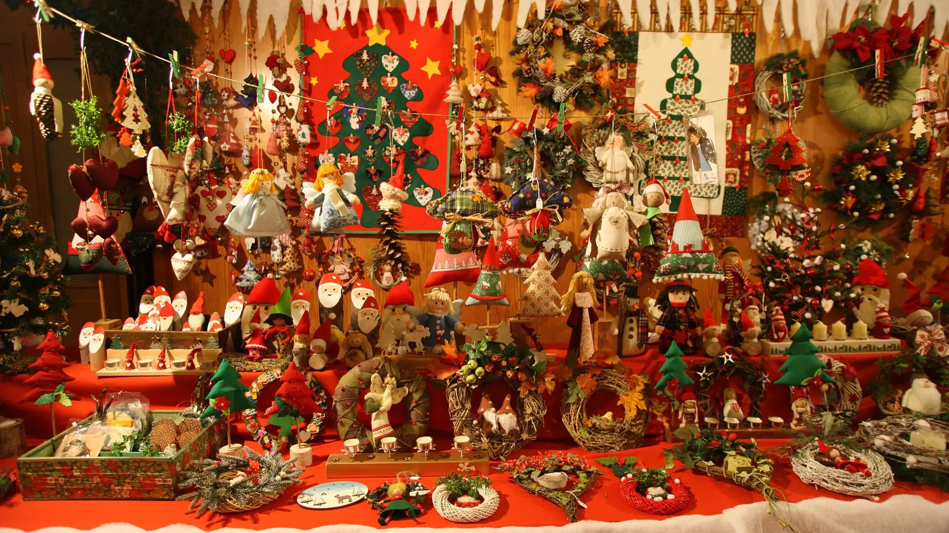 Llega el bazar benéfico de Navidad de las Damas Suizas: queso, solidaridad, adornos navideños y regalos