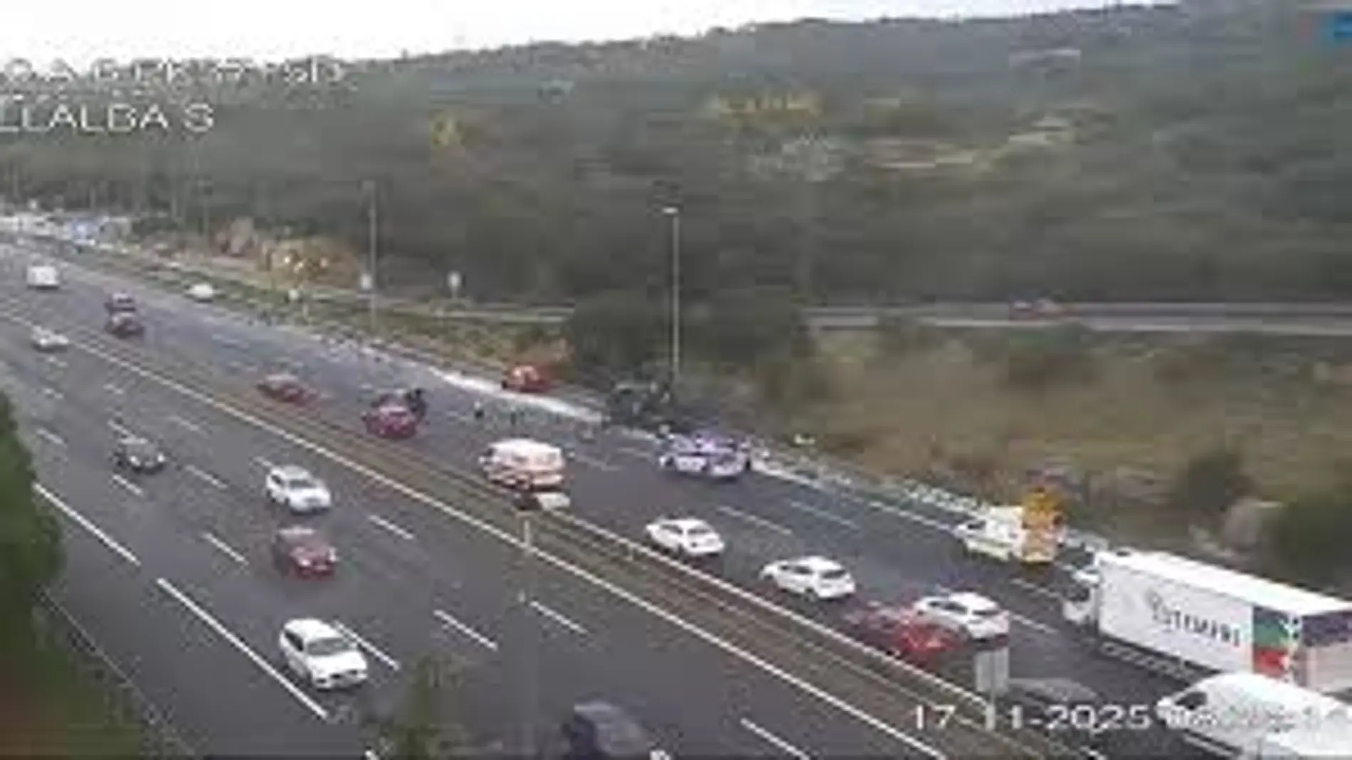 Varios heridos graves en un accidente entre un autobús y un vehículo de reparto en la A-6, en Collado Villalba