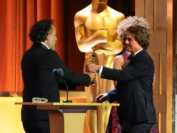 16th Governors Awards - Show Tom Cruise, right, receives an Academy honorary award from Alejandro González Iñárritu during the 16th Governors Awards on Sunday, Nov. 16, 2025, at The Ray Dolby Ballroom in Los Angeles. (AP Photo/Chris Pizzello)