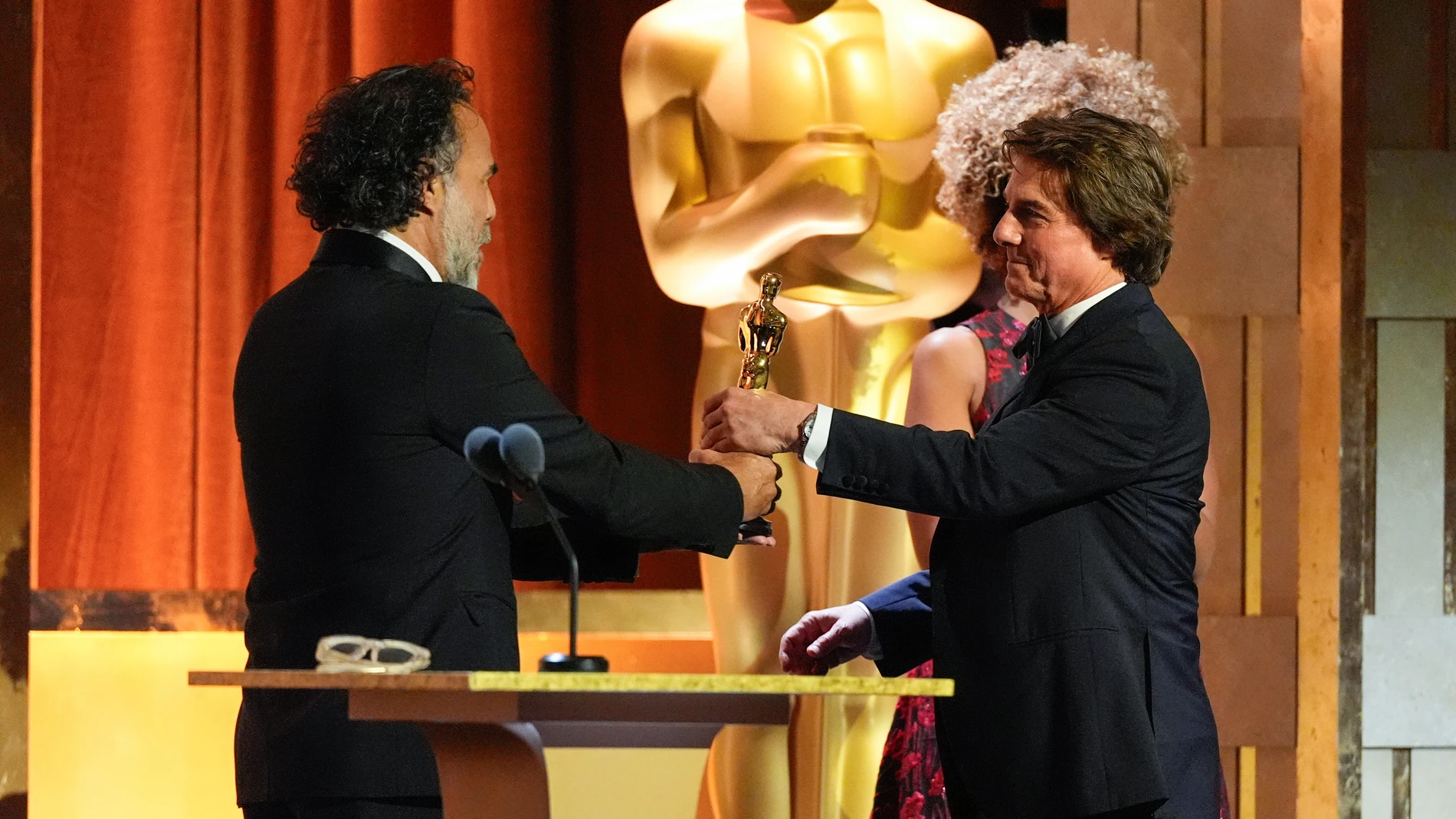 Tom Cruise, right, receives an Academy honorary award from Alejandro González Iñárritu during the 16th Governors Awards on Sunday, Nov. 16, 2025, at The Ray Dolby Ballroom in Los Angeles. (AP Photo/Chris Pizzello)