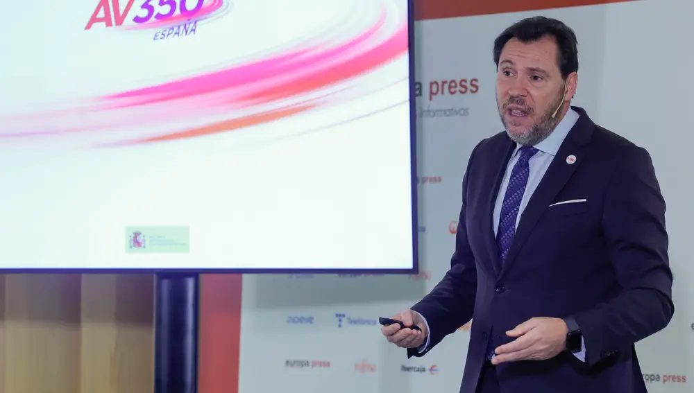 El ministro de Transportes, Óscar Puente participa en un desayuno informativo