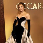 El look de Jennifer Lopez en los Governors Awards 2025.