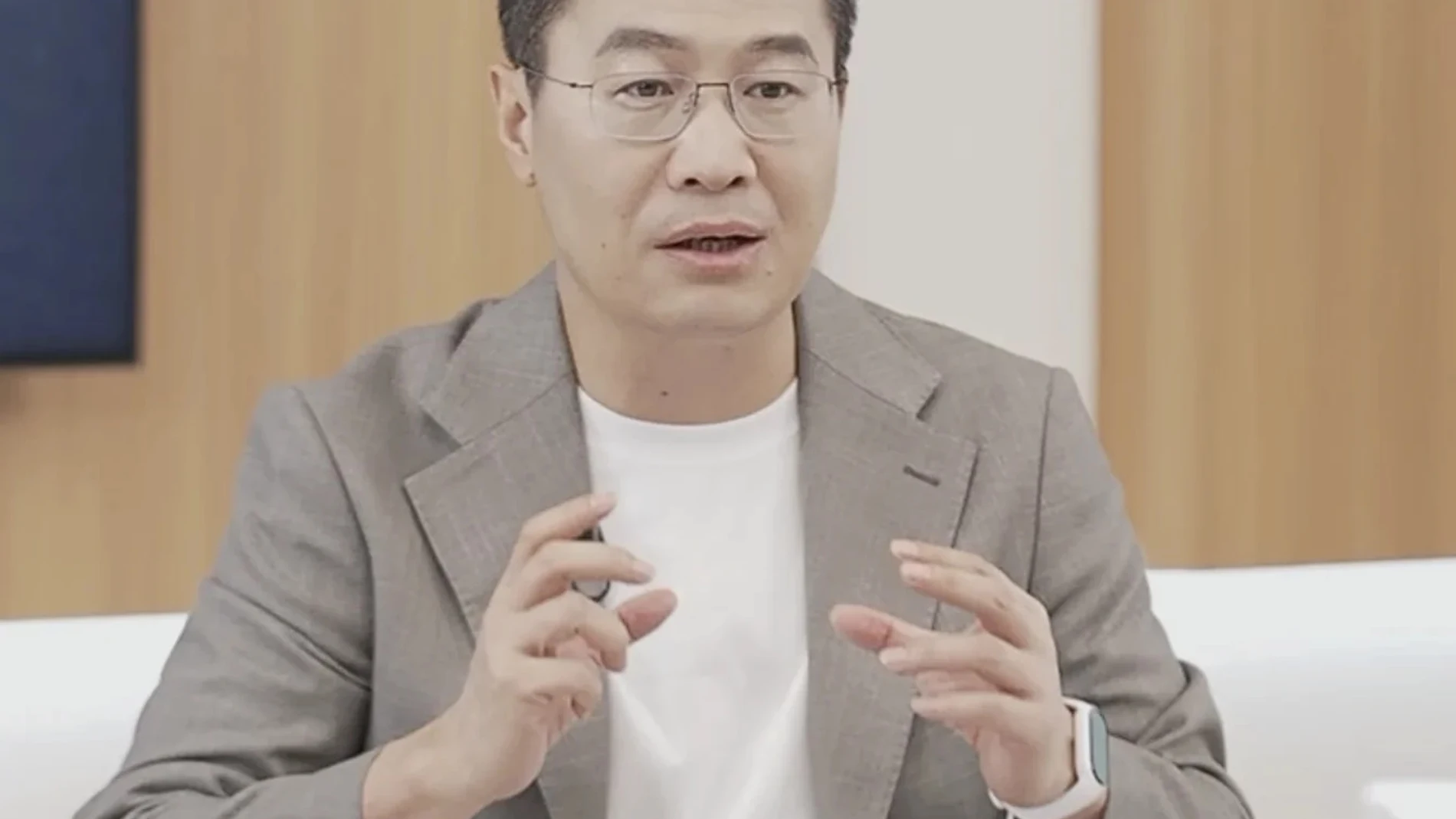 Lu Weibing, presidente de Xiaomi, durante una presentación