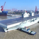 China pone a prueba su porta-drones de 40.000 toneladas: el gigantesco buque anfibio Tipo 076 realiza su viaje inaugural.