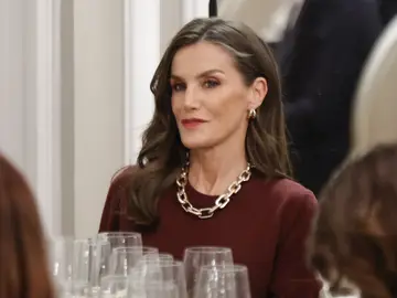 El collar de 15 euros de la Reina Letizia. El collar de 15 euros de la Reina Letizia.