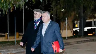 El Supremo pone en libertad a Cerdán tras casi cinco meses en prisión provisional por el 'caso Koldo' El exsecretario de organización del PSOE, Santos Cerdán (d), junto a su abogado Jacobo Teijelo (i) a su salida de la prisión de Soto del Real, a 19 de noviembre de 2025, en Soto del Real, Madrid (España). El instructor del ‘caso Koldo’ en el Tribunal Supremo (TS), Leopoldo Puente, ha puesto en libertad a Cerdán tras 4 meses y 20 días en prisión provisional por su presunto “papel principal” en la trama de adjudicación de obra pública a cambio de comisiones que se investiga en el caso, pero le ...