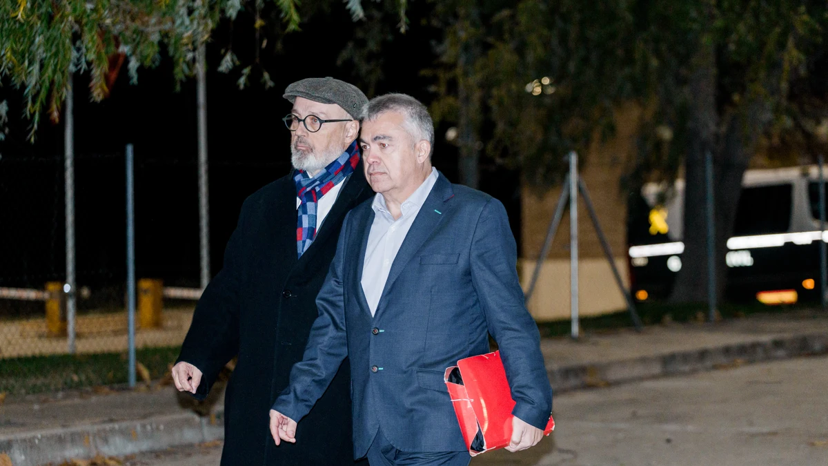 El exsecretario de organización del PSOE Santos Cerdán y su abogado Jacobo Teijelo