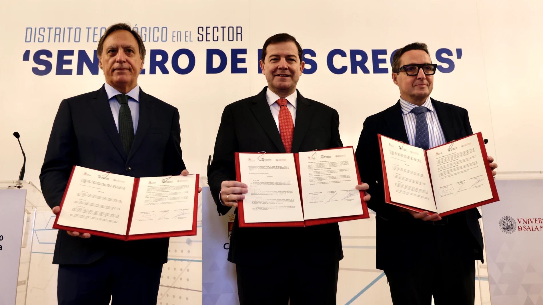 El presidente de la Junta de Castilla y León, Alfonso Fernández Mañueco, firma el protocolo de colaboración con el Ayuntamiento de Salamanca y la Universidad, para el desarrollo de un Distrito Tecnológico