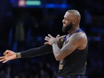 LeBron James, tras anotar un triple ante los Jazz Los Angeles Lakers forward LeBron James (23) reacts to a three-point basket by guard Gabe Vincent during the second half of an NBA basketball game against the Utah Jazz Tuesday, Nov. 18, 2025, in Los Angeles. (AP Photo/Jae C. Hong)