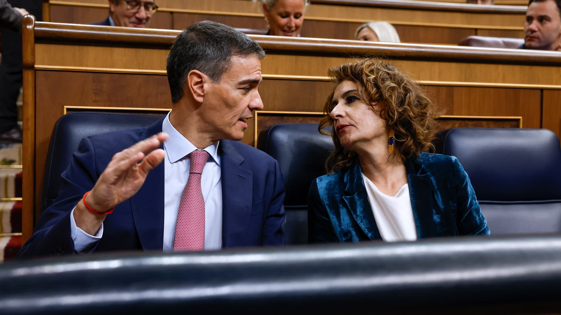 MADRID, 19/11/2025.- El presidente del Gobierno Pedro Sánchez y la vicepresidenta primera y ministra de Hacienda María Jesús Montero (d) conversan momentos antes del comienzo de la sesión de control en el Congreso, este martes. EFE/ JJ. Guillén