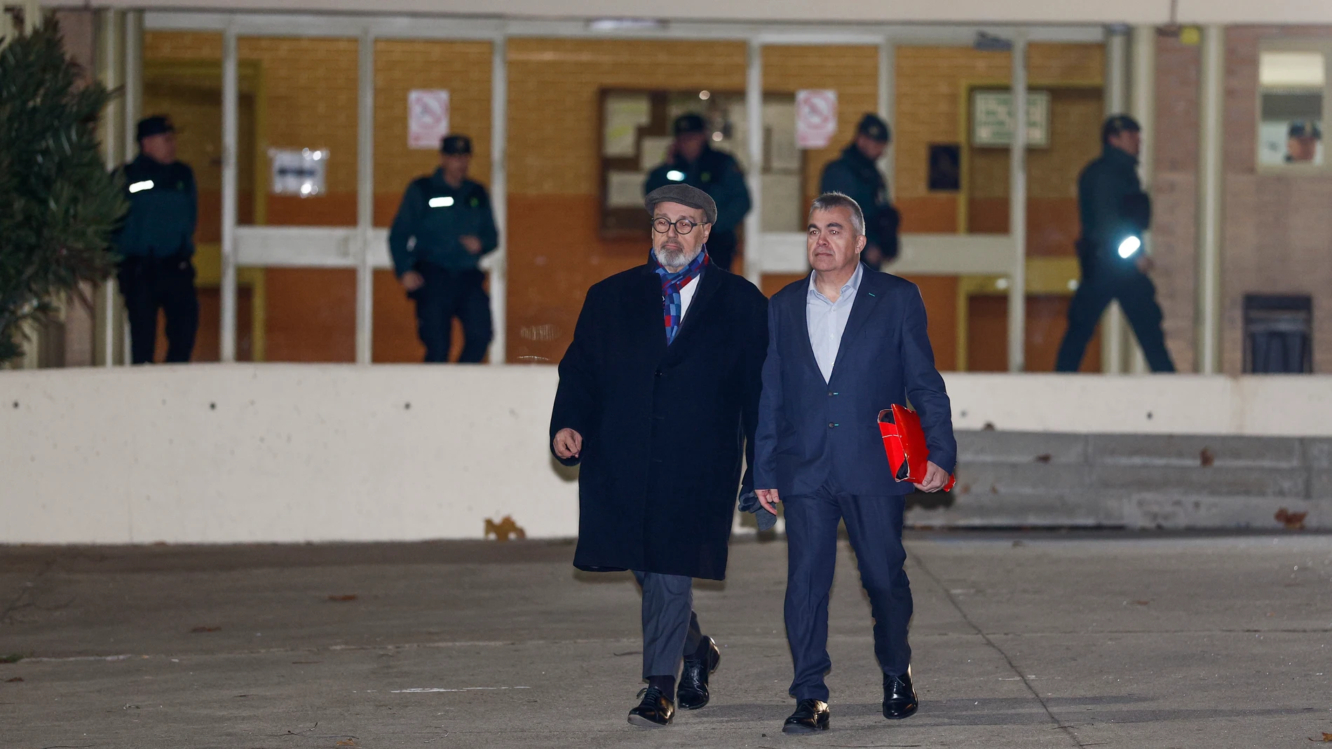 SOTO DEL REAL (MADRID), 19/11/2025.- El ex secretario de Organización del PSOE Santos Cerdán (d), junto a su abogado Jacobo Teijelo (i), ha salido pasadas las 19:15 horas de este miércoles de la cárcel de Soto del Real (Madrid), después de que el juez que lo investiga el Tribunal Supremo haya acordado su libertad tras pasar casi cinco meses en prisión preventiva. EFE/ Rodrigo Jiménez